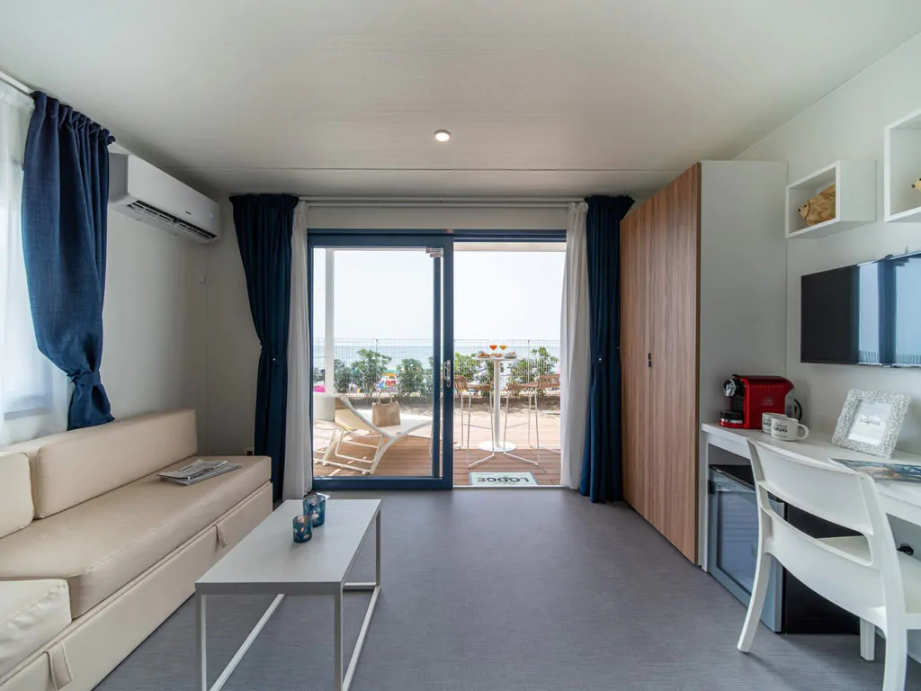 centro-vacanze-villaggio-san-francesco-mobile-home-lodge-deluxe-suite-sea-view-interior-living-area