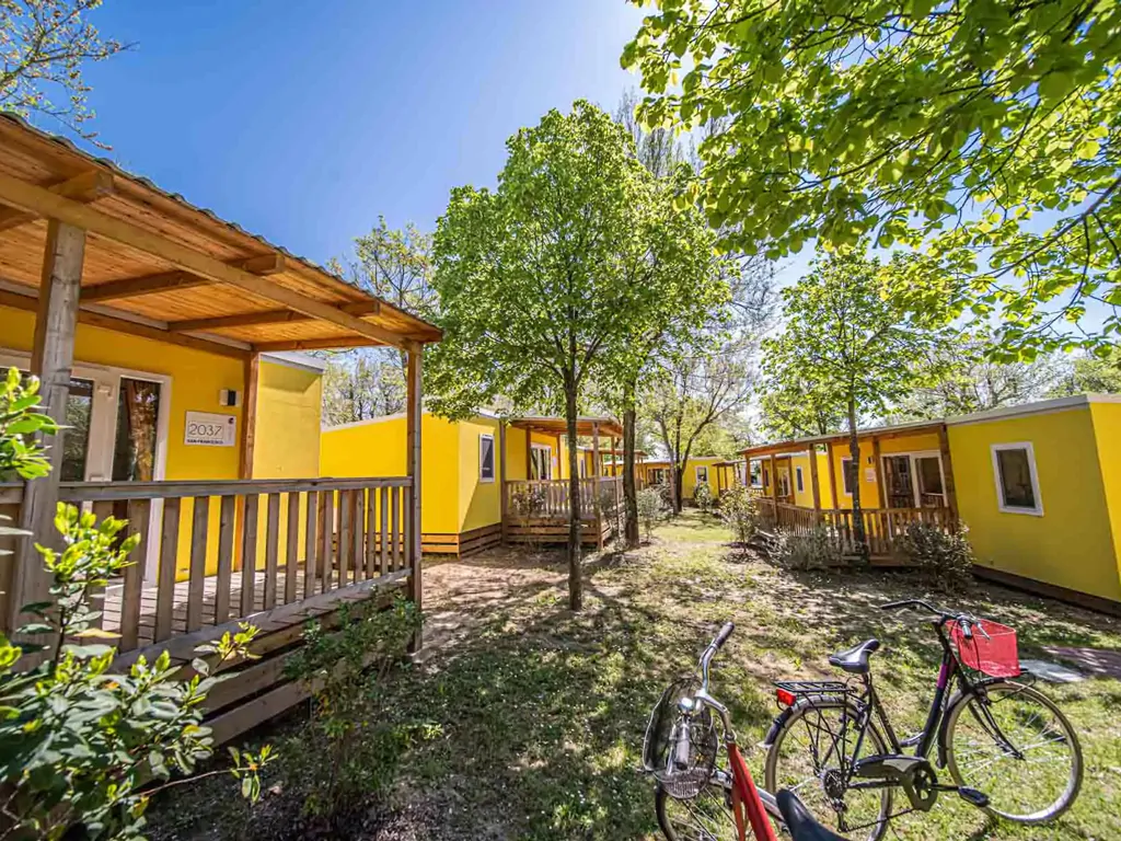 mobile-home-lemon-hill-villaggio-san-francesco-exterior-path