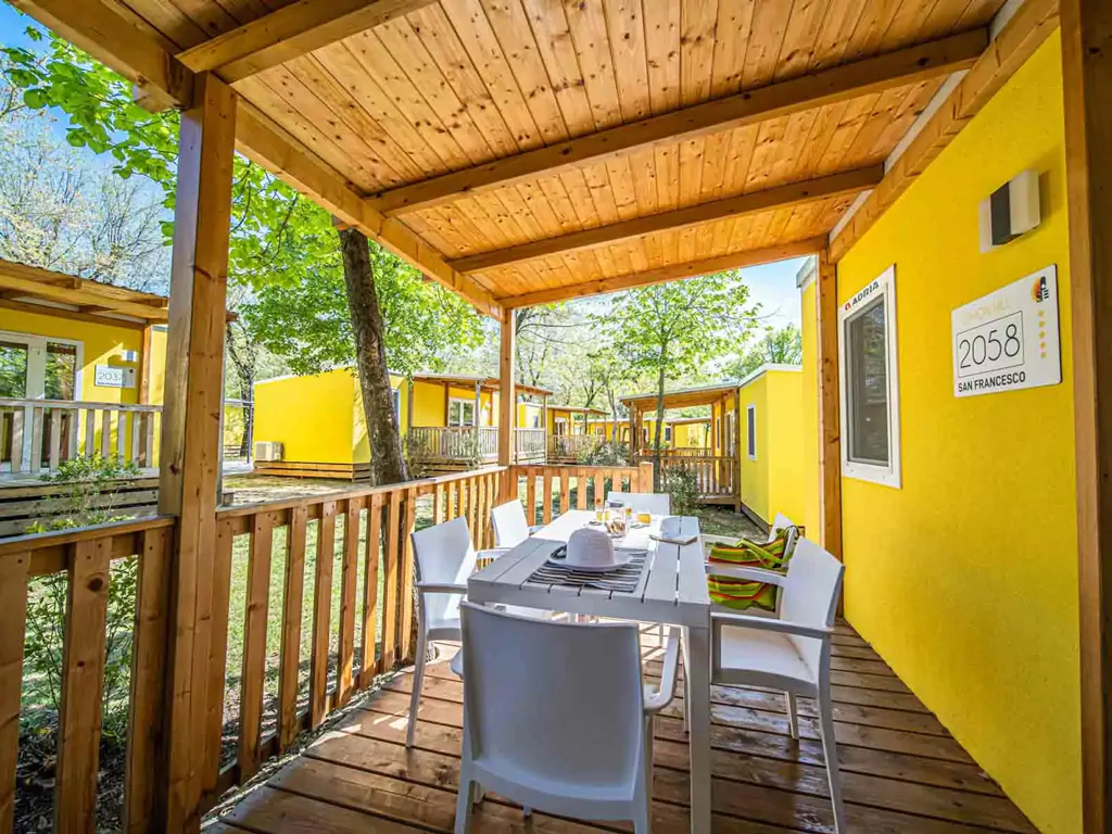 mobile-home-lemon-hill-villaggio-san-francesco-exterior-terrace-table