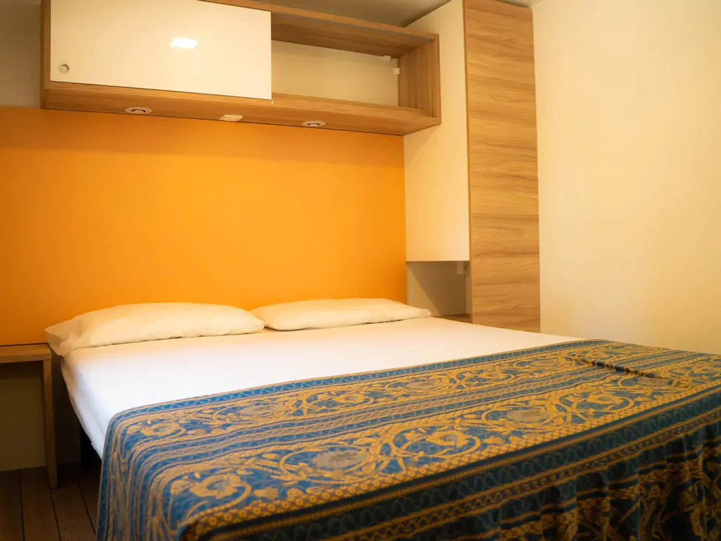 mobile-home-lemon-hill-villaggio-san-francesco-interior-double-bed