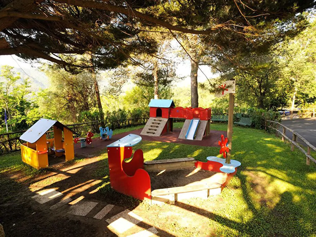 camping-cera-una-volta-exterior-kids-playground