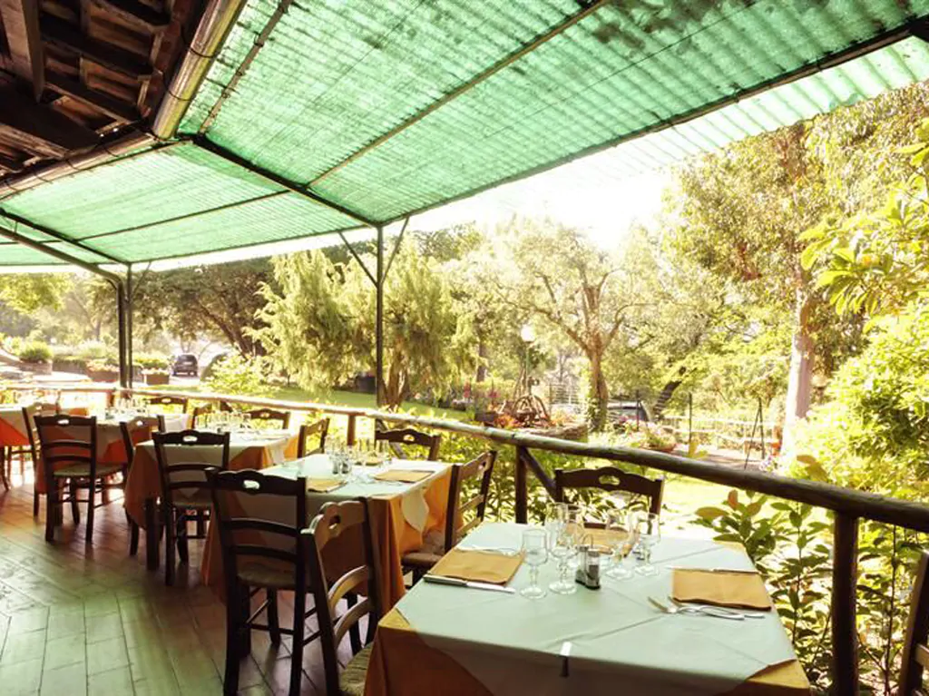 camping-cera-una-volta-exterior-rastaurant-terrace