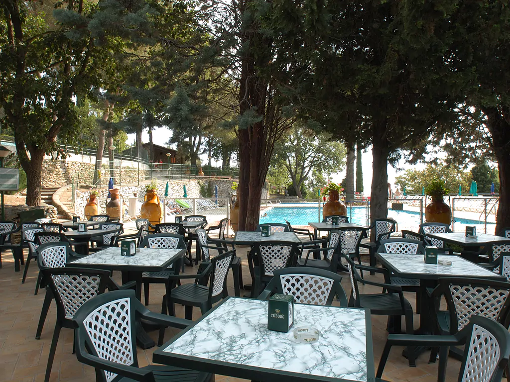 camping-cera-una-volta-exterior-restaurant-tables
