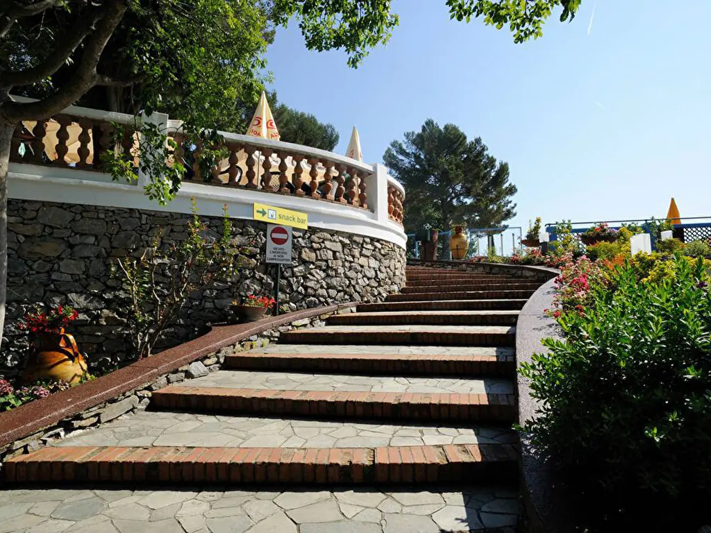 camping-cera-una-volta-exterior-stairs