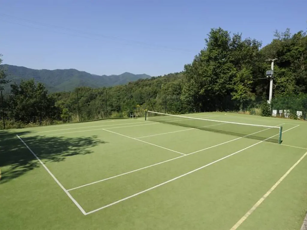 camping-cera-una-volta-exterior-tennis-court