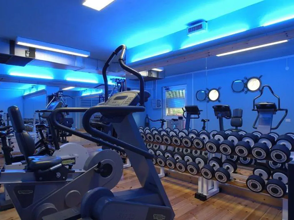 camping-cera-una-volta-interior-gym-racks