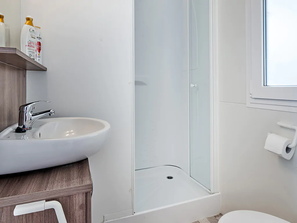 brioni-sunny-camping-interior-bathroom