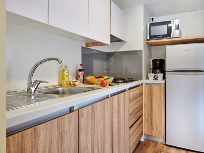 camping-bijela-uvala-mobile-home-premium-interior-kitchen