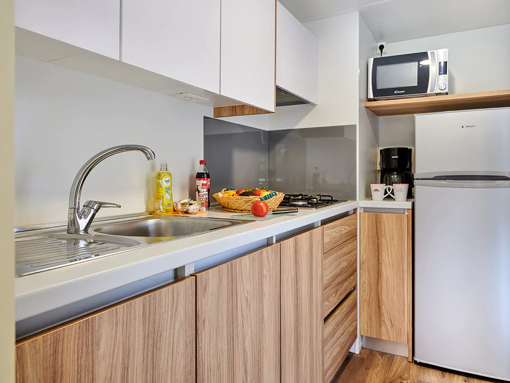 camping-bijela-uvala-mobile-home-premium-interior-kitchen