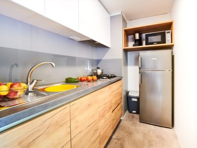 camping-mon-perin-mobile-home-premium-la-interior-kitchen