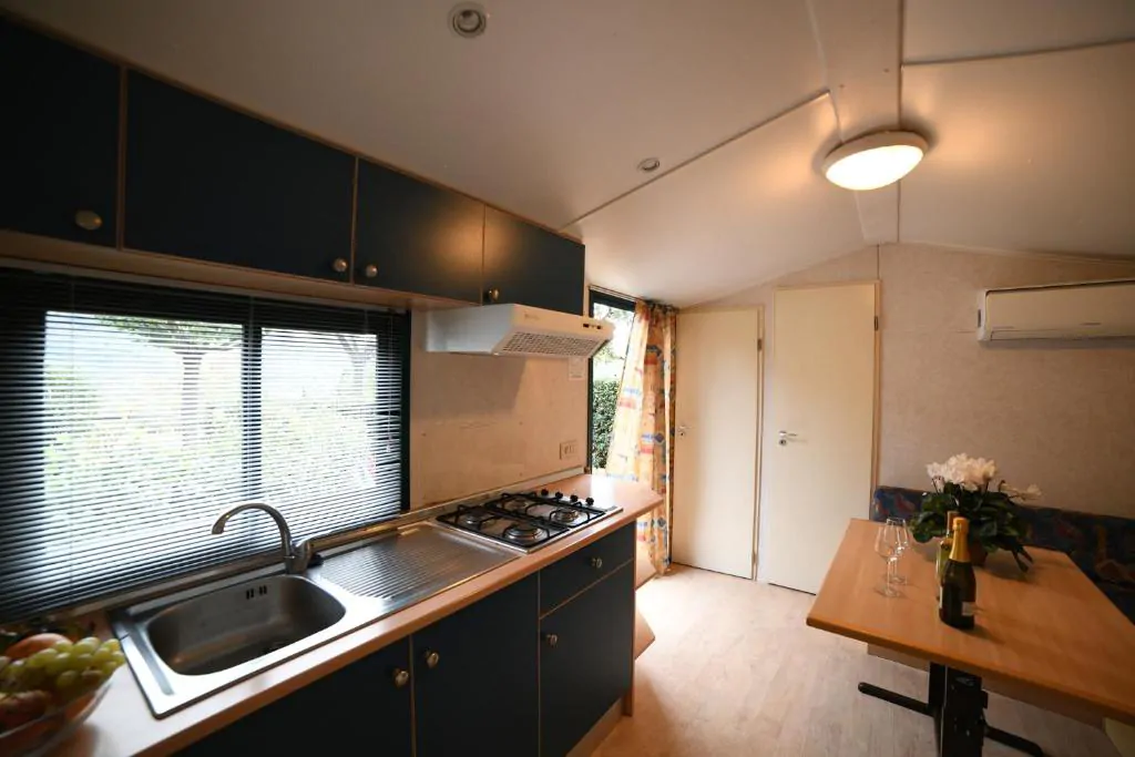 camping-c-era-una-volta-standard-interior-kitchen