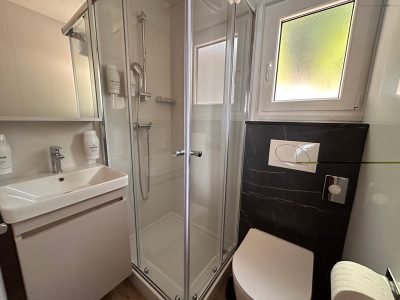 elements-camping-selce-deluxe-olive-interior-bathroom