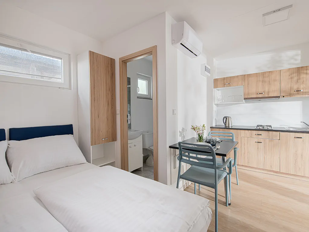 elements-camping-selce-studio-mobile-home-interior-bedroom-double-bed