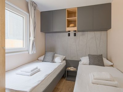 elements-camping-selce-superior-olive-sea-view-interior-bedroom-single-beds