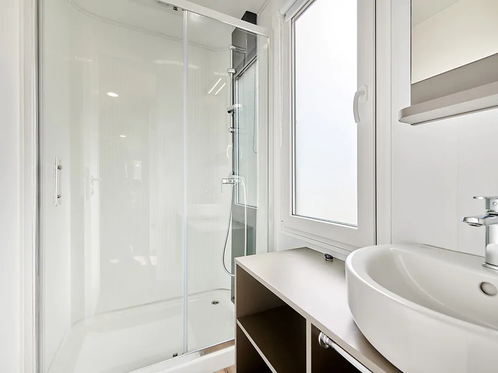 mobile-home-luxury-s-interior-bathroom