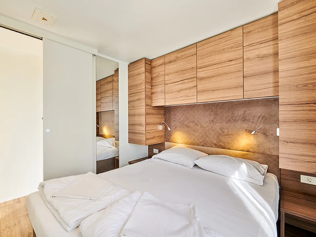 mobile-home-luxury-s-interior-bedroom-double-bed