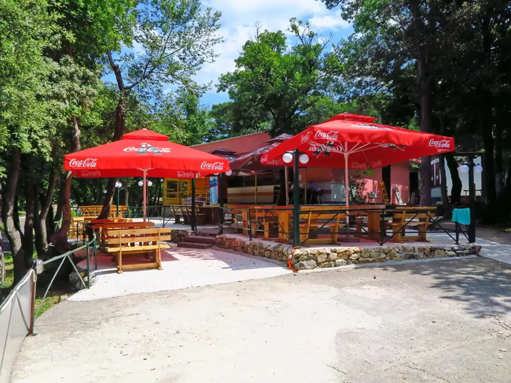 campsite-ostro-exterior-restaurant