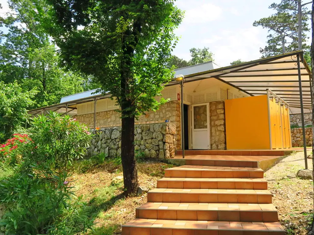 campsite-ostro-exterior-sanitary
