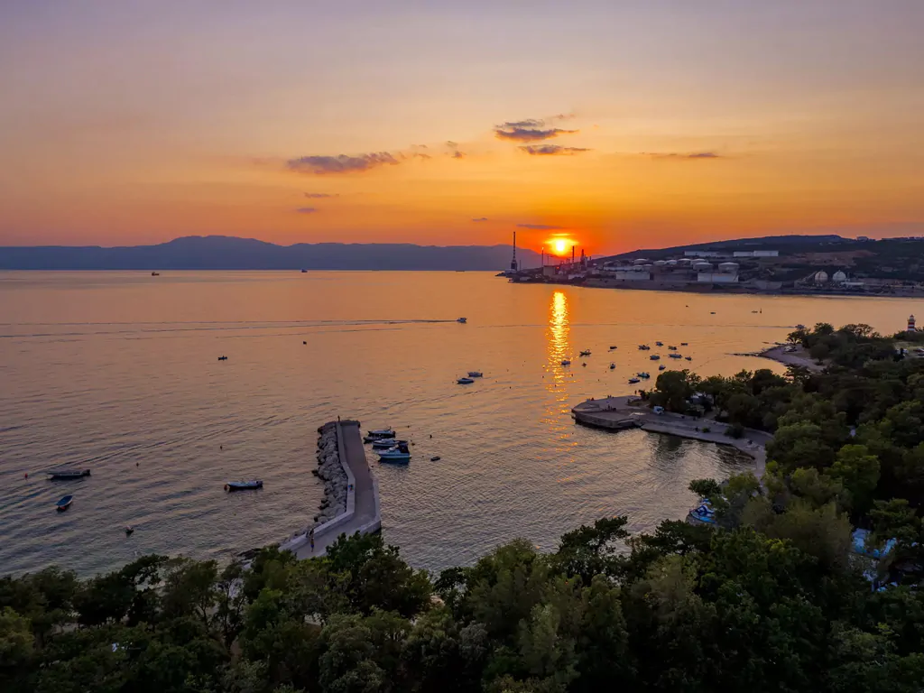 campsite-ostro-exterior-sundown