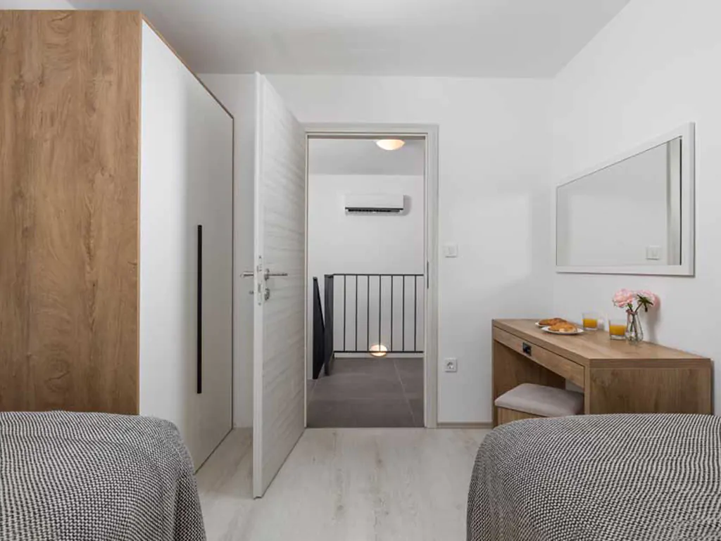 holiday-homes-campiste-ostro-interior-single-beds-back-2
