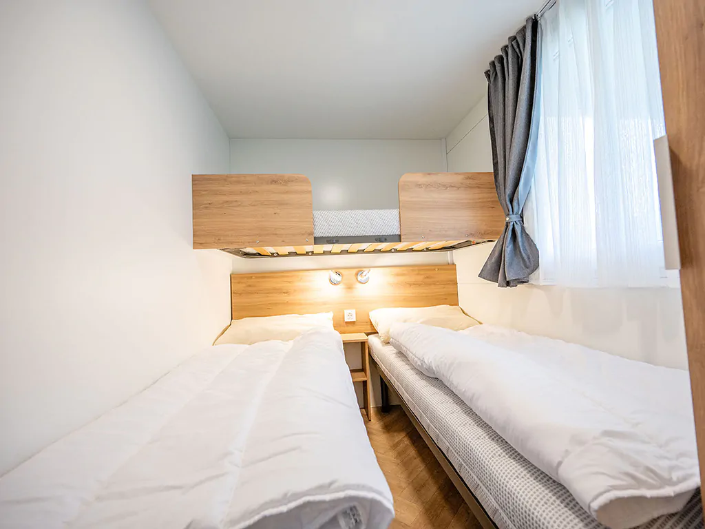 camping-slatina-mobile-home-premium-a-interior-bedroom-single-beds-bunk-bed