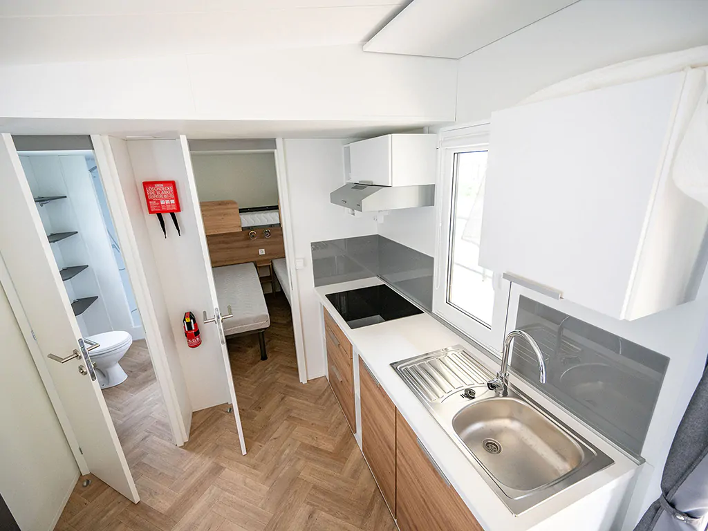 camping-slatina-mobile-home-premium-a-interior-kitchen