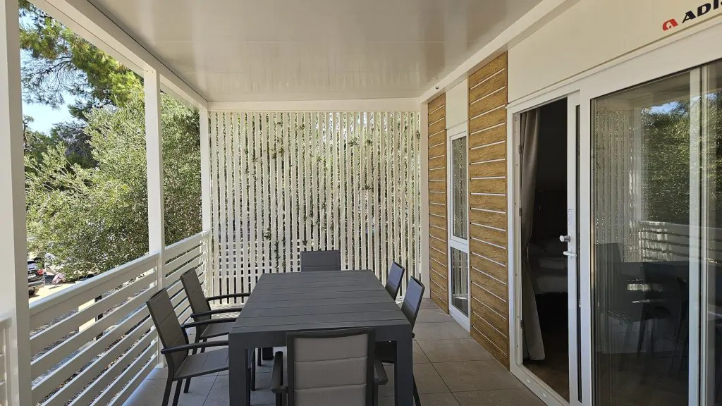 campsite-jezera-lovisca-mobile-home-olive-delux-exterior-terrace