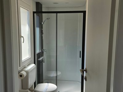 campsite-jezera-lovisca-mobile-home-olive-delux-interior-bathroom