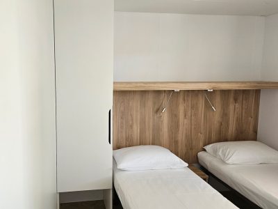 campsite-jezera-lovisca-mobile-home-olive-delux-interior-bedroom-single-beds