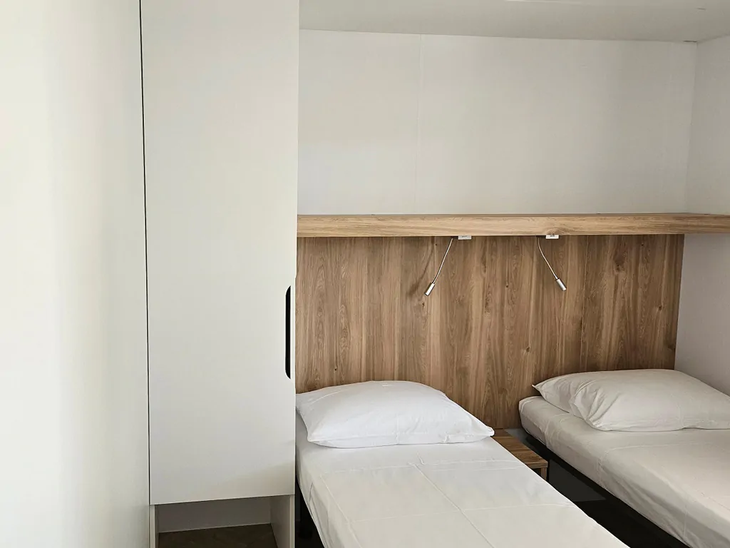 campsite-jezera-lovisca-mobile-home-olive-delux-interior-bedroom-single-beds