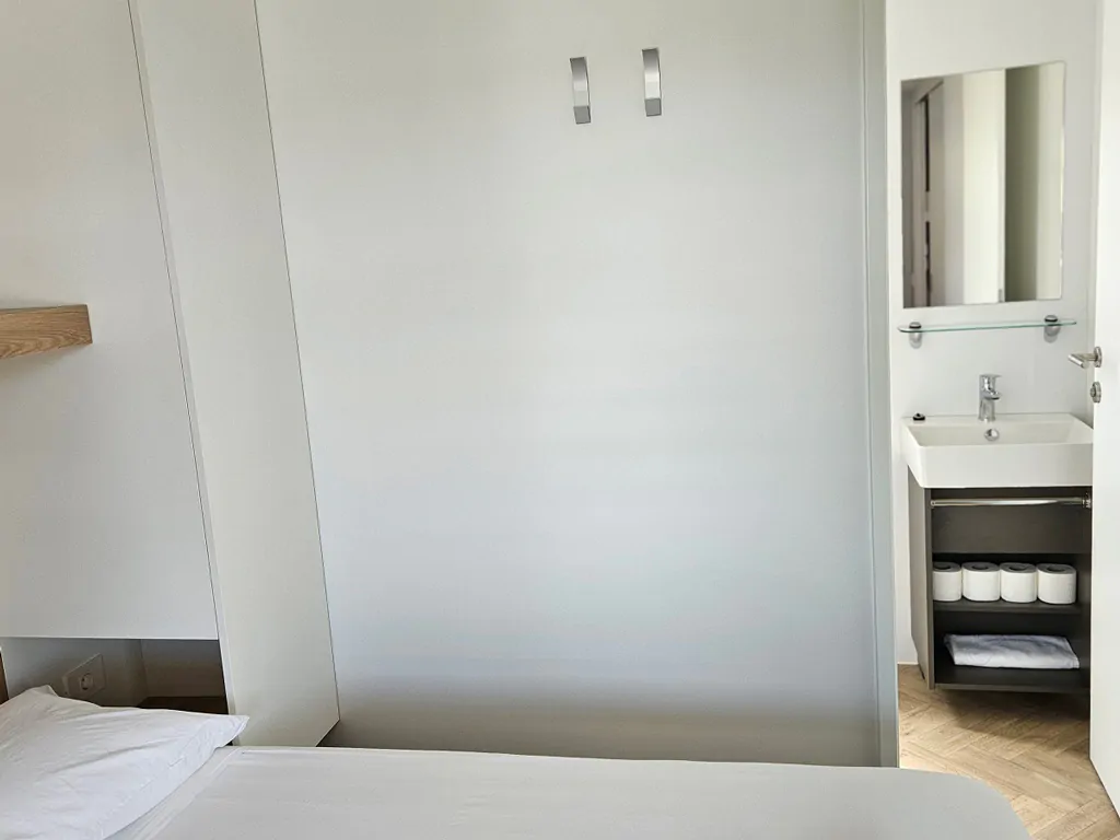 campsite-jezera-lovisca-mobile-home-olive-delux-interior-bedroom-suite