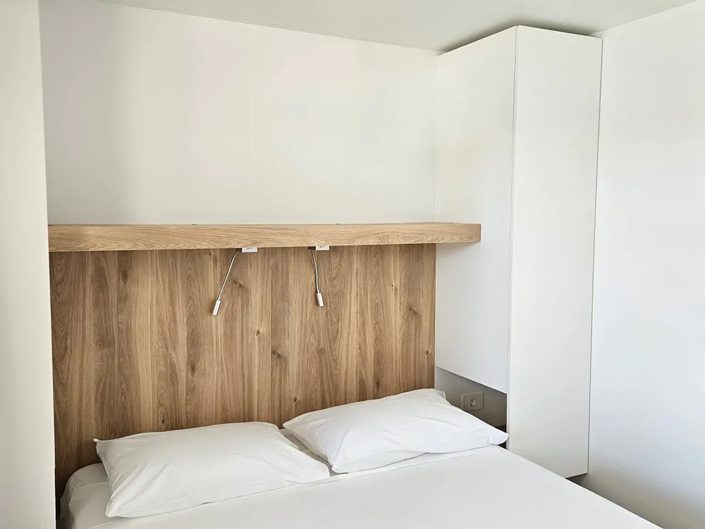 campsite-jezera-lovisca-mobile-home-olive-delux-interior-bedroom