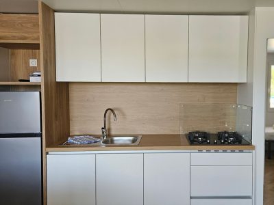 campsite-jezera-lovisca-mobile-home-olive-delux-interior-kitchen