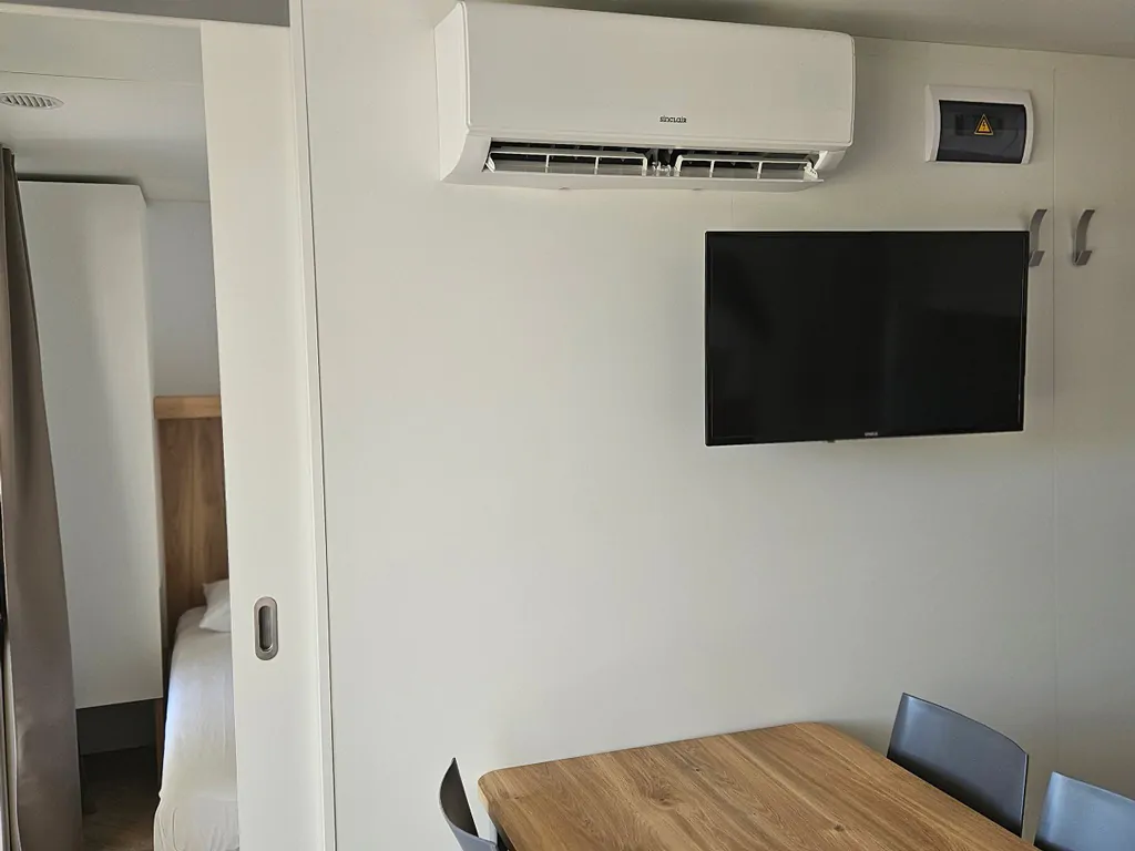 campsite-jezera-lovisca-mobile-home-olive-delux-interior-living-room-tv