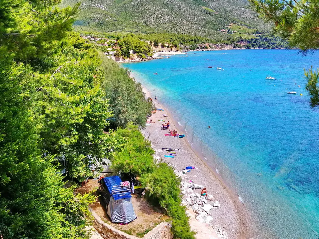 camping-nevio-birds-eye-view-sandy-beach-side