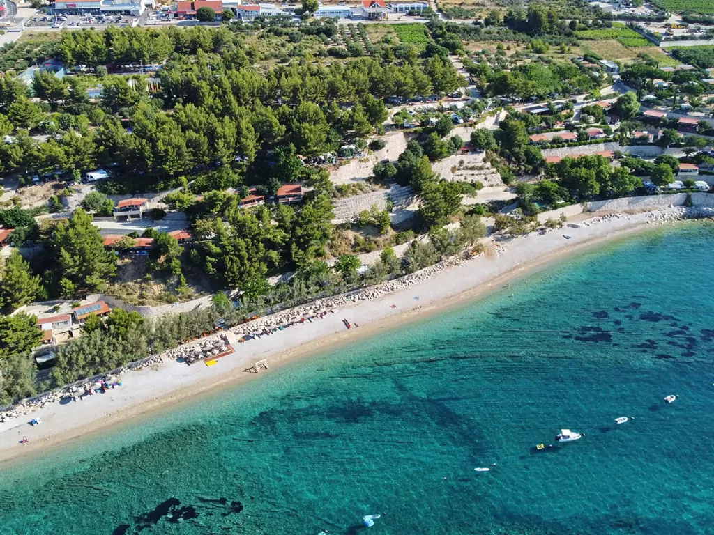 camping-nevio-birds-eye-view-sandy-beach