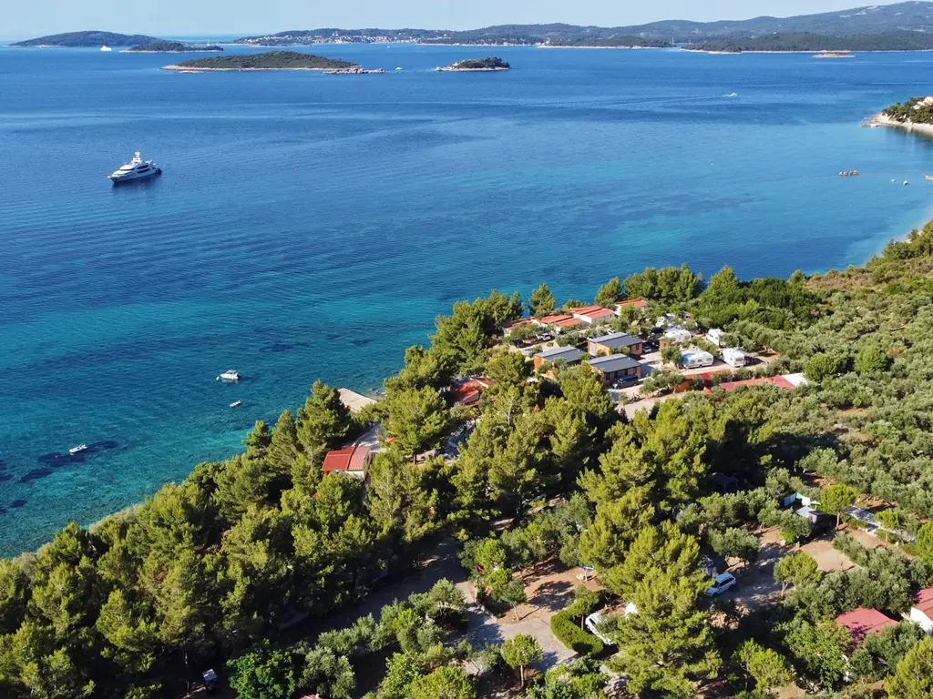 camping-nevio-birds-eye-view-sea