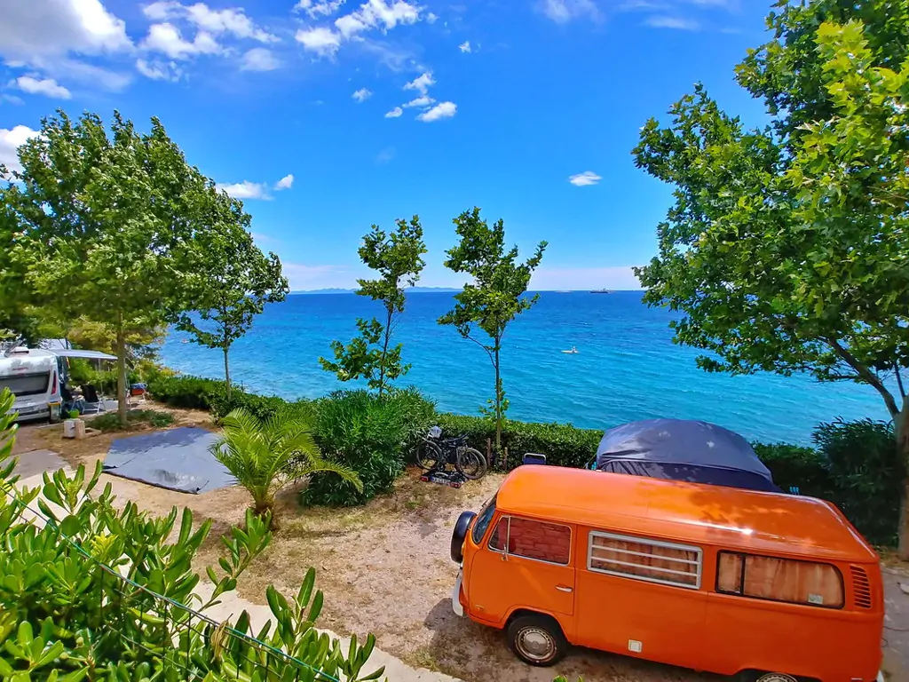camping-nevio-camper-near-beach-ii