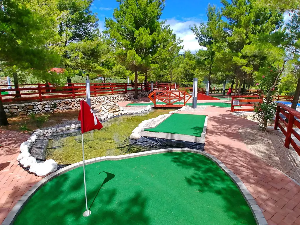 camping-nevio-mini-golf