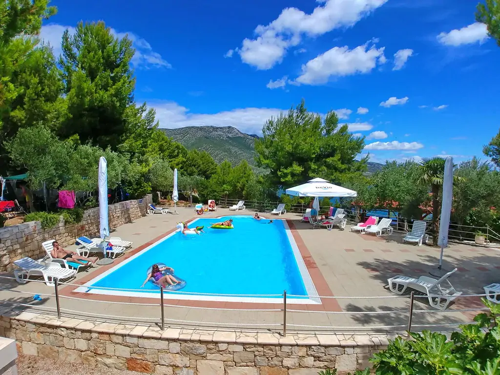 camping-nevio-pool