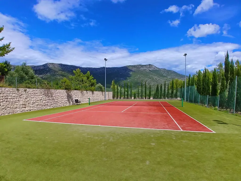 camping-nevio-tennis-court