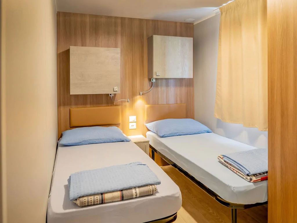 camping-slatina-mobile-home-luxus-plus-m-interior-bedroom-single-beds