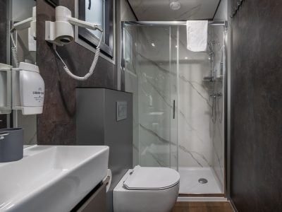 elements-camping-selce-mobile-home-mare-exclusive-spa-seaside-interior-bathroom