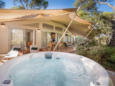 arena-one-99-glamping-grand-escape-luxury-suite-exterior-jacuzzi-tub