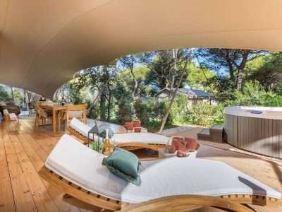 arena-one-99-glamping-grand-escape-luxury-suite-exterior-jacuzzi-tub-i