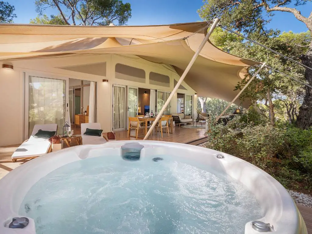 arena-one-99-glamping-grand-escape-luxury-suite-exterior-jacuzzi-tub