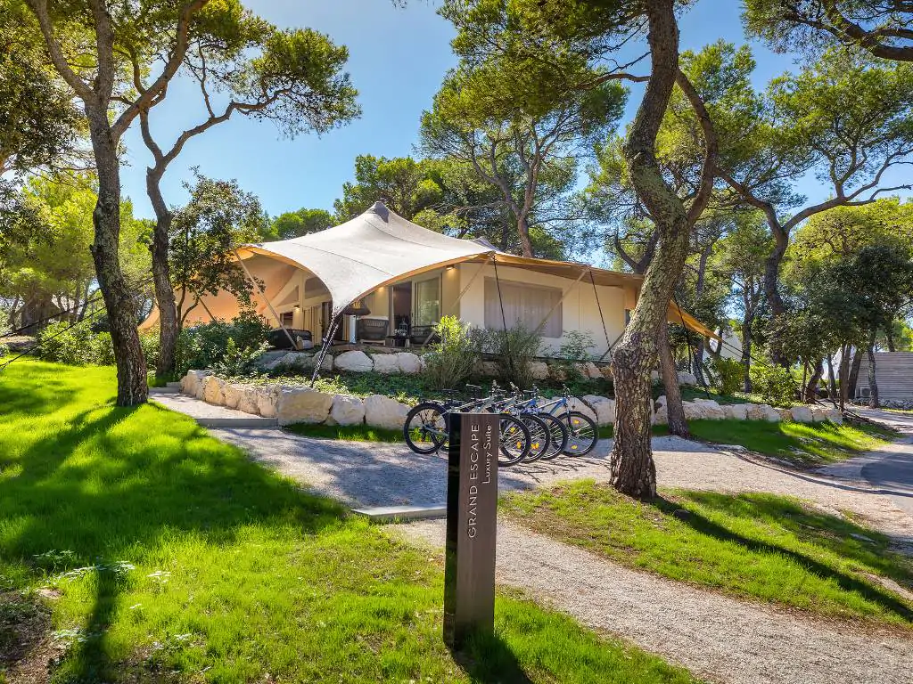 arena-one-99-glamping-grand-escape-luxury-suite-exterior