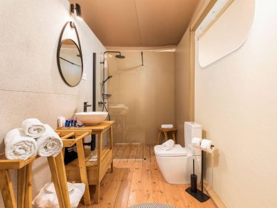 arena-one-99-glamping-grand-escape-luxury-suite-interior-bathroom