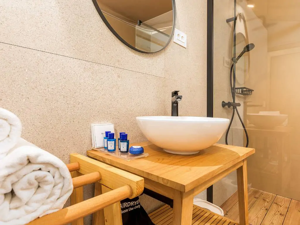 arena-one-99-glamping-grand-escape-luxury-suite-interior-bathroom-i