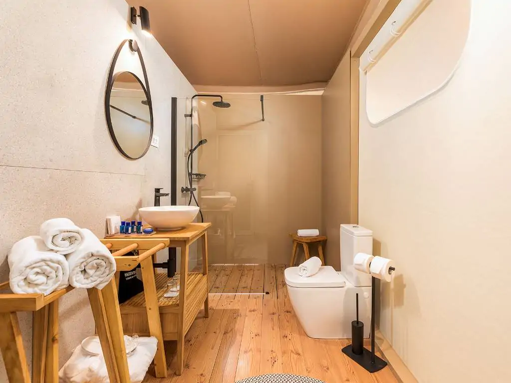 arena-one-99-glamping-grand-escape-luxury-suite-interior-bathroom